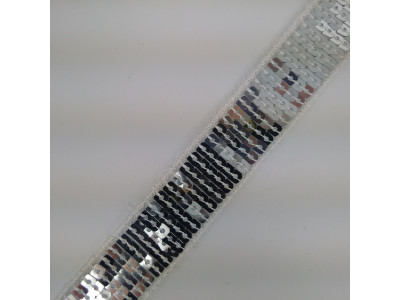 Traka sa kockastim sljokicama 20 mm