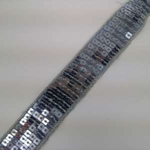 Traka sa kockastim sljokicama 20 mm