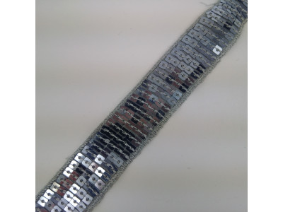 Traka sa kockastim sljokicama 20 mm