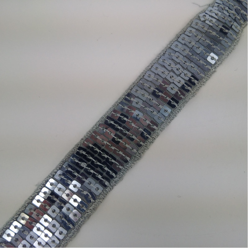 Traka sa kockastim sljokicama 20 mm